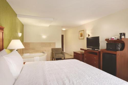Hampton Inn & Suites Greenfield - image 36