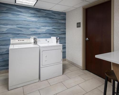 Hampton Inn & Suites Greenfield - image 43