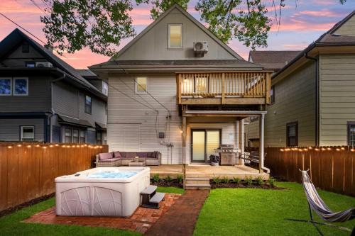 Spacious 6BR Hot Tub, Cinema & Game Room& gym