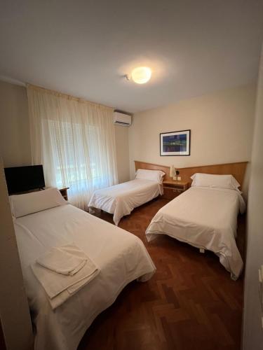 3 twin beds