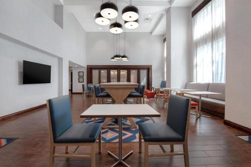 Hampton Inn & Suites Harvey - image 25