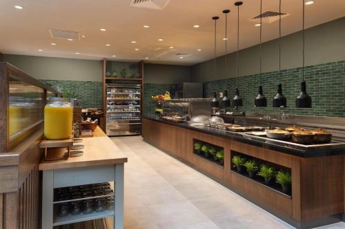 Hilton Birmingham Metropole Hotel - image 32
