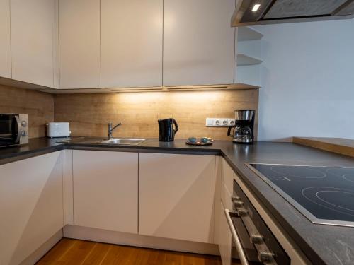 Premium Duplex 2BR for 6 with Balcony near City Museums Metro U3 U2 in Wien, Österreich
