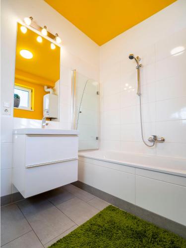 Premium Duplex 2BR for 6 with Balcony near City Museums Metro U3 U2 in Wien, Österreich