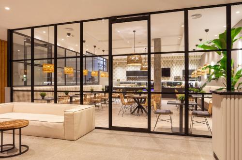 مطعم, THE APARTMENT by assethoteles in توريخون دي أردوث