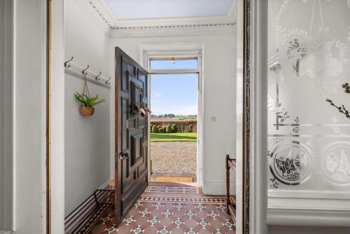 The Farmhouse - Countryside Escape with Hot Tub in Monikie