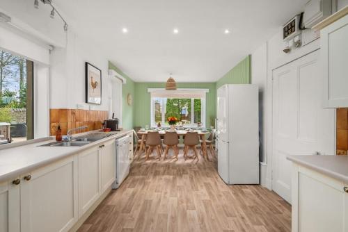 The Farmhouse - Countryside Escape with Hot Tub in Monikie