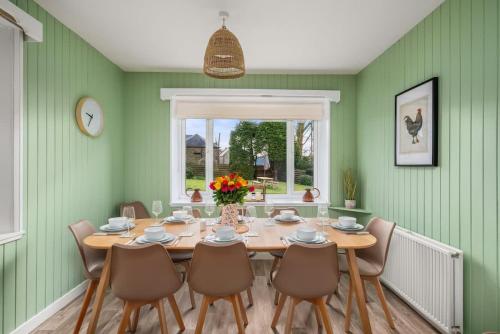 The Farmhouse - Countryside Escape with Hot Tub in Monikie