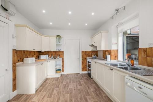 The Farmhouse - Countryside Escape with Hot Tub in Monikie