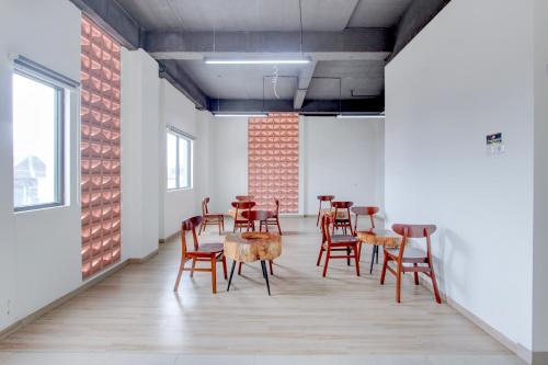 Restaurant, Townhouse Oak near The Park Mall Solo formerly D’Nawasena Guest House in Grogol