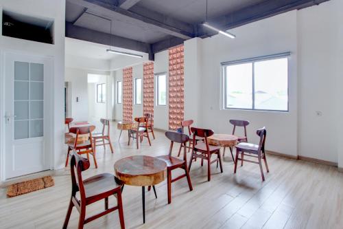 Restaurant, Townhouse Oak near The Park Mall Solo formerly D’Nawasena Guest House in Grogol