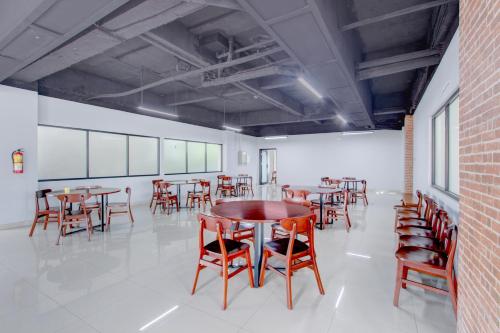 Restaurant, Townhouse Oak near The Park Mall Solo formerly D’Nawasena Guest House in Grogol