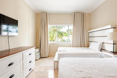 Steps from the ocean and white sand top location - image 3