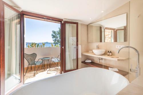 room detail thumbnail 2