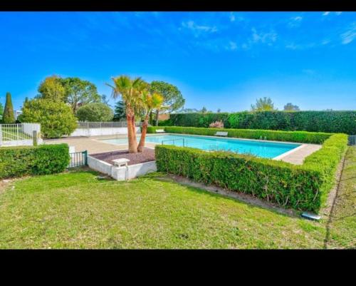 Lovely 48 m2 appt with sea view and swimming pool in Laval