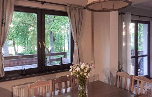 virtuve, Lovely Home In Swietajno With Kitchen in Łąck Mały