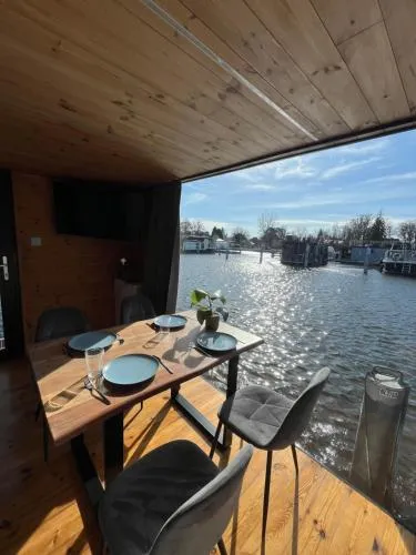 Ruheoase am Wasser, Sauna-Hausboot in Naturidylle in Berlin, Deutschland