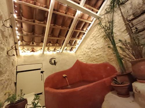 泳池, Moon in 卡斯泰爾諾蒙特拉蒂耶