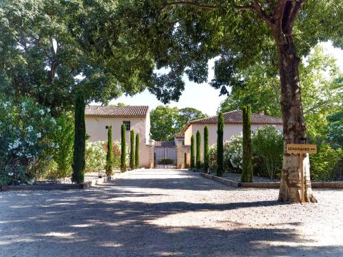 Entrance, Chateau de la Piscine - Appartements dans le Mas au coeur d'un grand parc arbore in Les Cevennes