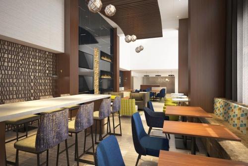 레스토랑, 햄프턴 인 앤 스위트 바이 힐튼 윈저 (Hampton Inn and Suites by Hilton Windsor) in 윈저 (ON)