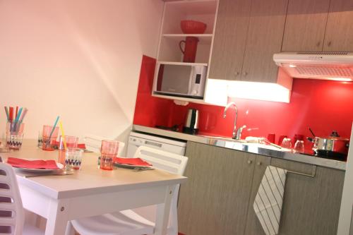 Kitchen, VVF Collonges-la-Rouge in Ferrand