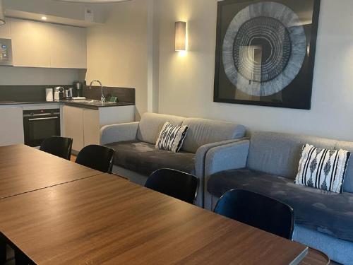 UrbanFlat 130 - Beautiful 4 Bedroom Central Paris Apartment - image 13
