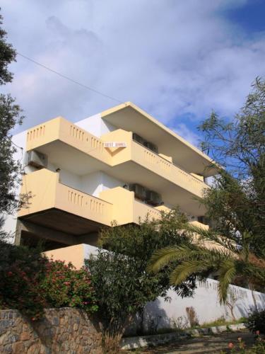 Oasis Studios in Foinikas