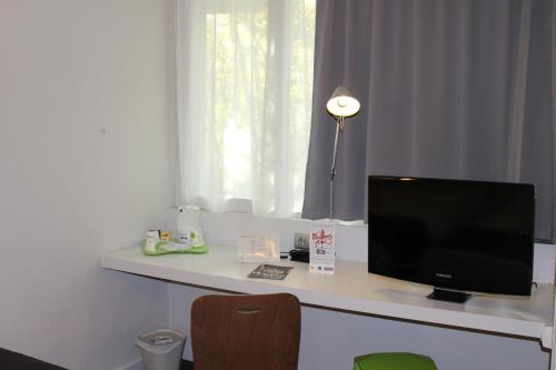 Standard Twin Room with One Single Bed - Up to Ten Years