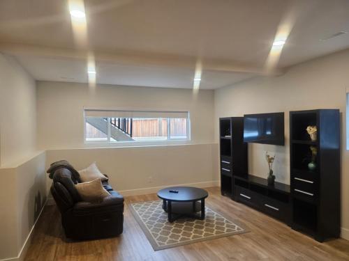 Modern Private Suite Fast WiFi Parking Quiet Stay in North Nechako