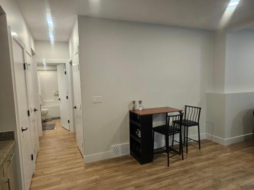 Modern Private Suite Fast WiFi Parking Quiet Stay in North Nechako