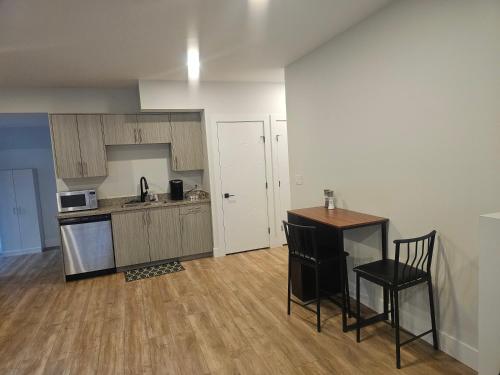 Modern Private Suite Fast WiFi Parking Quiet Stay in North Nechako