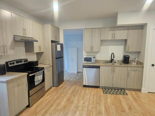 Modern Private Suite Fast WiFi Parking Quiet Stay in North Nechako