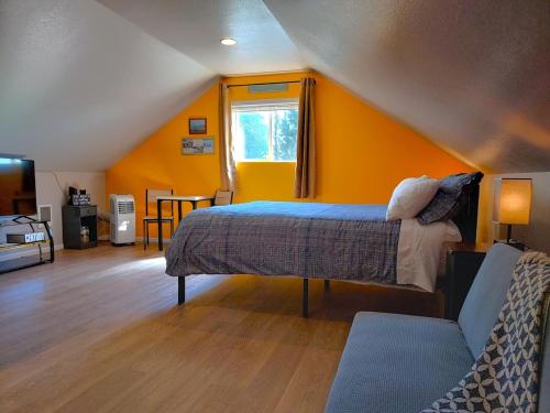 Stylish Studio Loft Featuring Firepit & Covered Parking in 蒂拉穆克