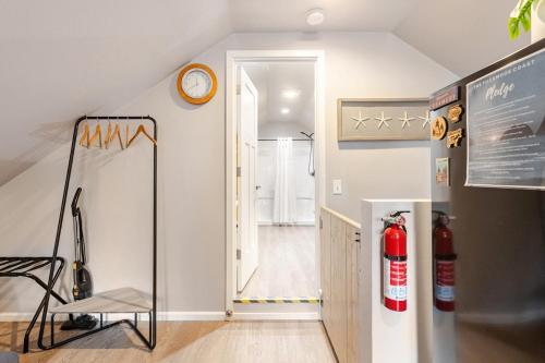 Stylish Studio Loft Featuring Firepit & Covered Parking in 蒂拉穆克