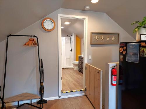 Stylish Studio Loft Featuring Firepit & Covered Parking in 蒂拉穆克