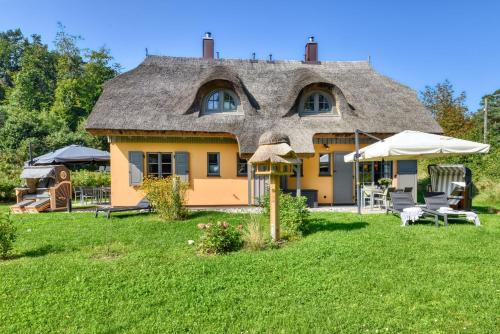 Ferienhaus Strandleben 09 Feriendorf Klein Stresow Rügen by ruyastay in Putbus, Deutschland