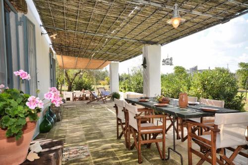 Charming villa with large garden and pool near the sea – khách sạn tại Spongano