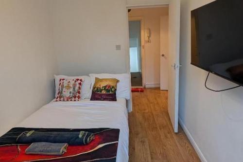London-2Br-Sleeps6-SkySports-Netflix-DisneyPlus - image 9