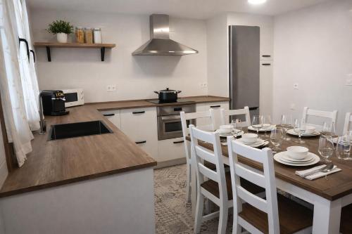 virtuve, VIVIENDA RURAL PEROTXENEA LANDETXEA - una casa rural con jardin y barbacoa ideal para grupos y famil in Doneztebe