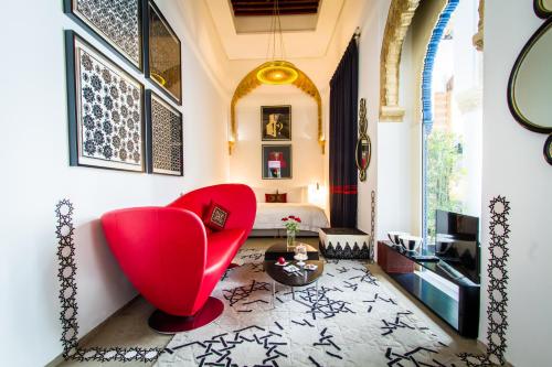 Euphoriad - Tap to explore photos