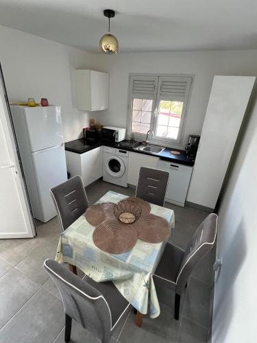 bucătărie, Havre de détente, F2 et studio en bas de villa avec piscine (Havre de detente, F2 et studio en bas de villa avec piscine) in Le Diamant
