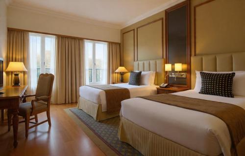 1 king bed, 1 double bed