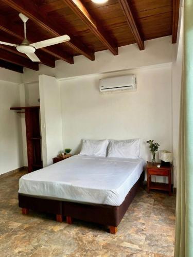 1 king bed, 2 twin beds