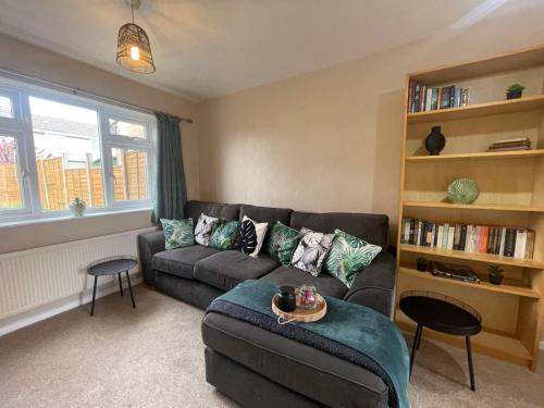 Meadow Close House Sleeps 5 Long Stays Free Wi-FI gîte à louer The Wiltshire Hotel