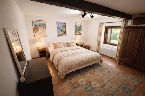 Grande maison 15 pers avec piscine privée, salle de jeux, jardin clôturé, proche Lac de Paladru (Grande maison 15 pers avec piscine privee, salle de jeux, jardin cloture, proche Lac de Paladru) in Saint-Geoire-en-Valdaine