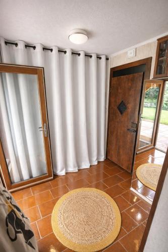 Grande maison 15 pers avec piscine privée, salle de jeux, jardin clôturé, proche Lac de Paladru (Grande maison 15 pers avec piscine privee, salle de jeux, jardin cloture, proche Lac de Paladru) in Saint-Geoire-en-Valdaine