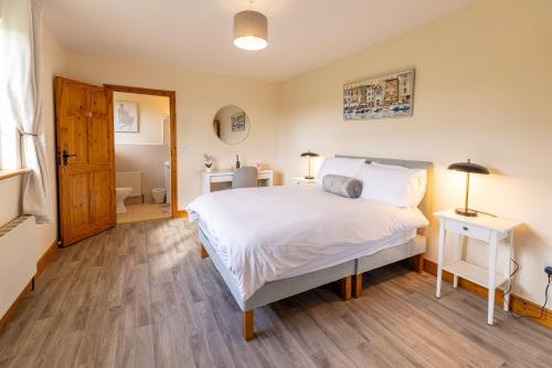 Hillside House - Rose Cottage in Mohill