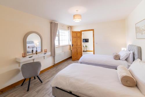 Hillside House - Rose Cottage in Mohill