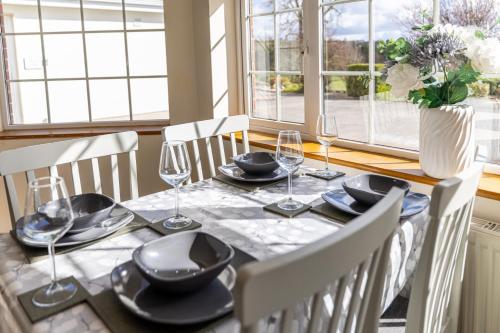 Hillside House - Rose Cottage in Mohill