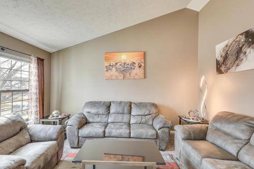 Private Yard and Patio Spacious Retreat in Omaha! in 里奇蘭VIII